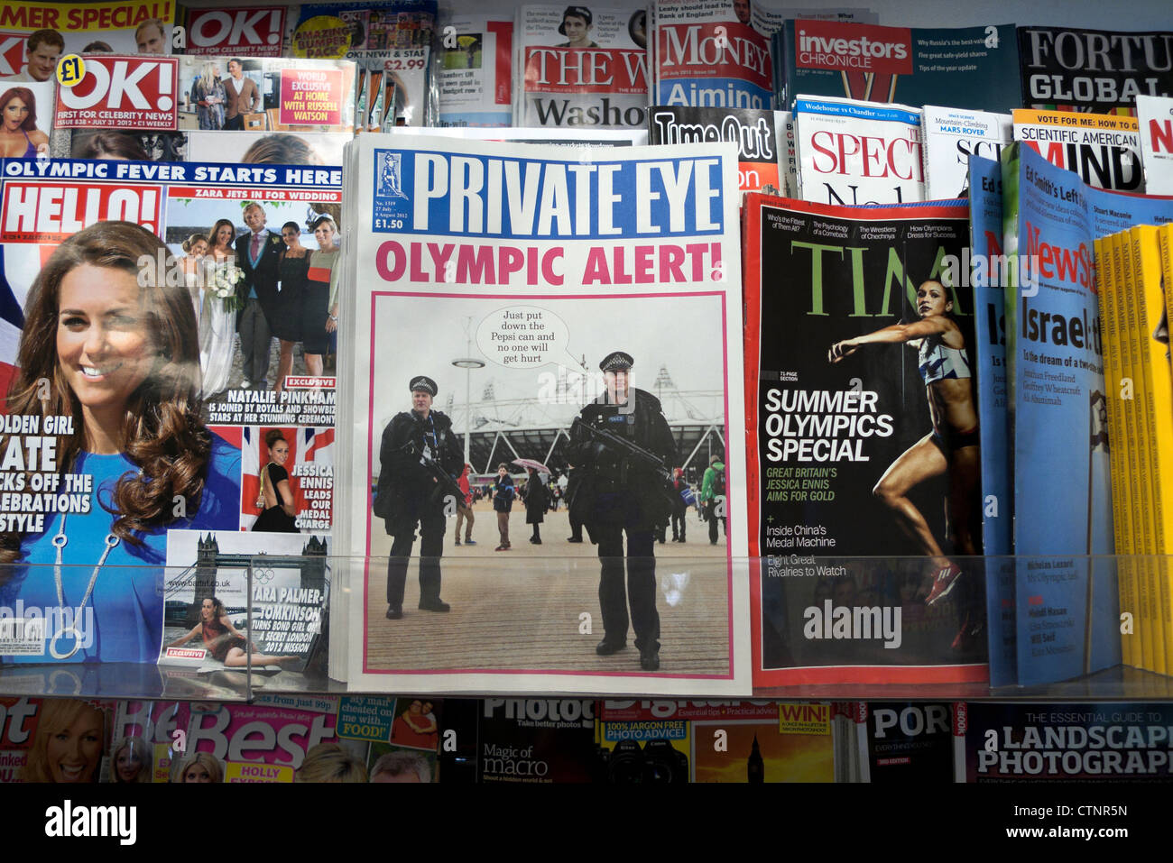 Das Cover der Privatdetektiv Magazin Juli August-Ausgabe mit 2012 London Olympic Alert headline W H Smith Zeitungsladen London Stockfoto