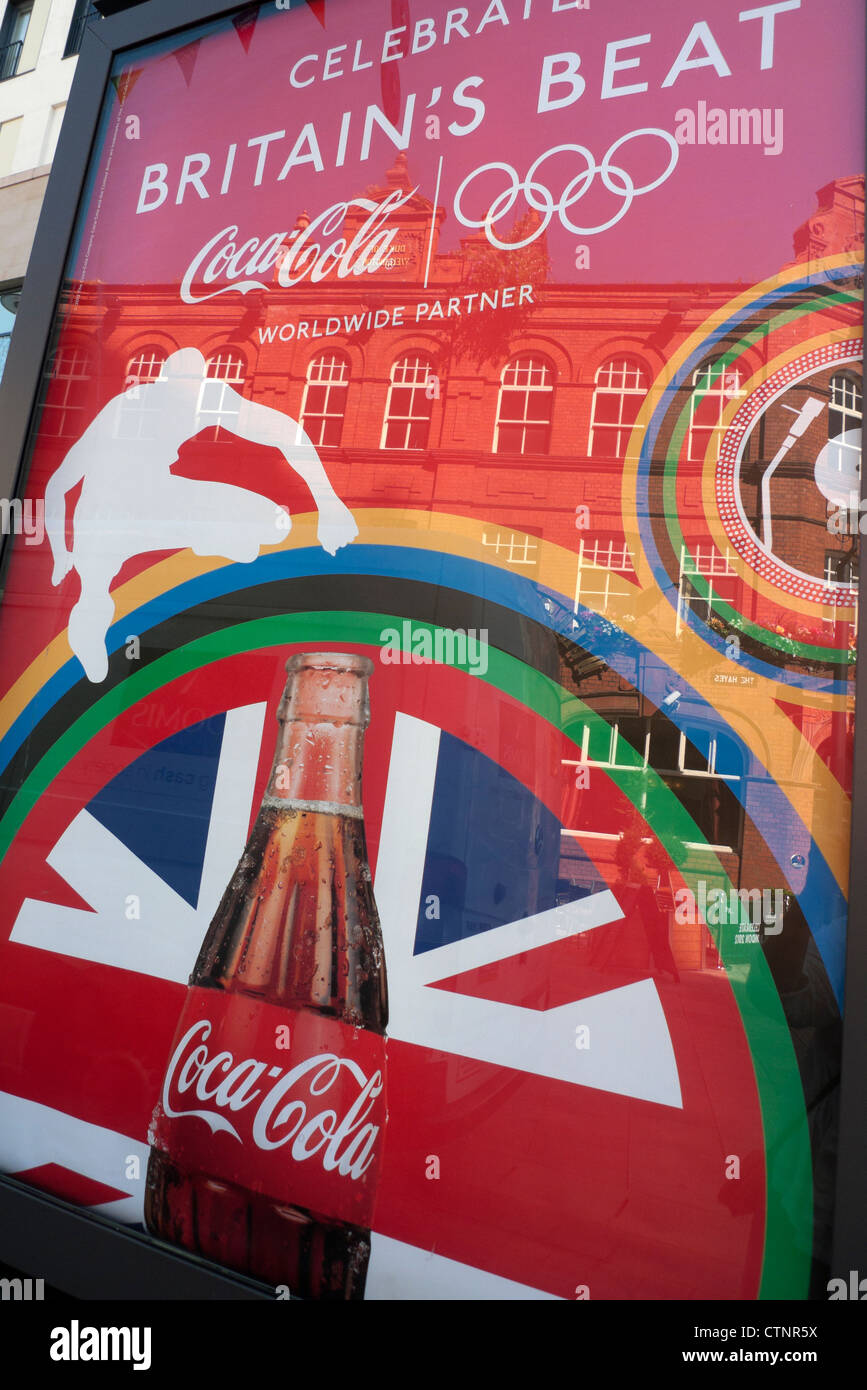Ein Plakat für Coca Cola ein Sponsor der Olympischen Spiele 2012 in London in Cardiff City Centre Wales Großbritannien KATHY DEWITT Stockfoto