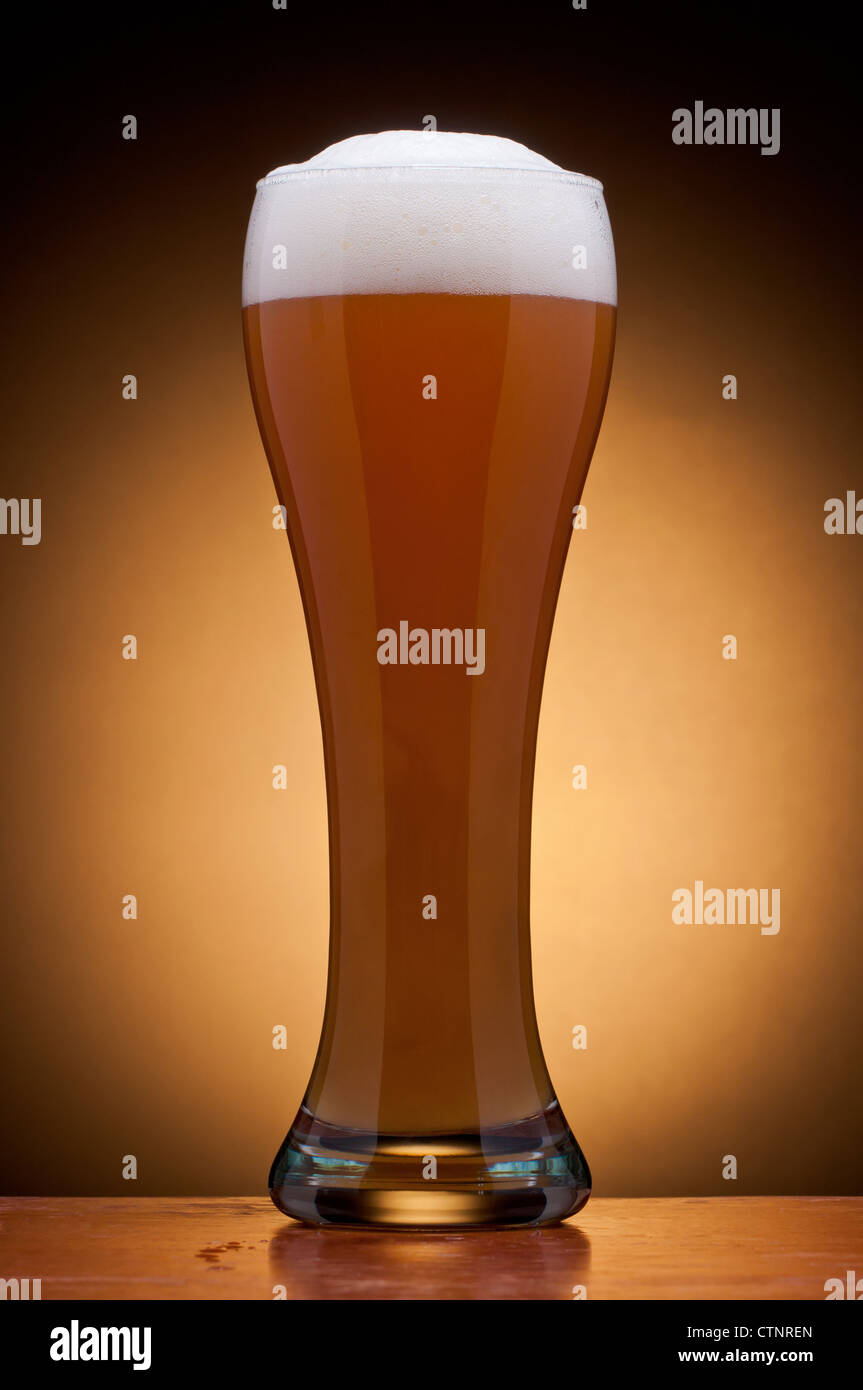 Glas frisch gezapftes Bier Stockfoto