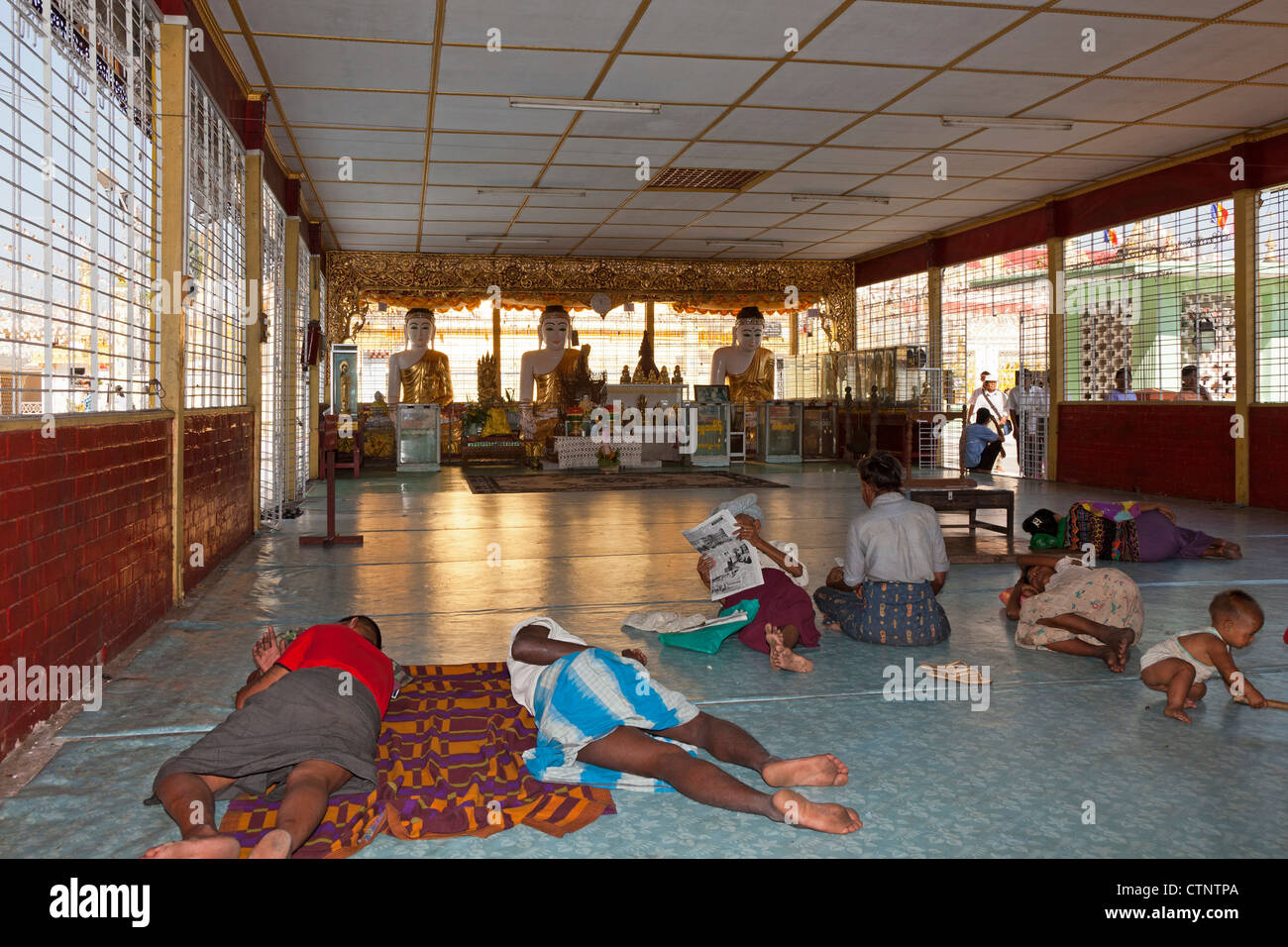 Arme Leute schlafen in einem Tempel, Yangon, Myanmar Stockfoto