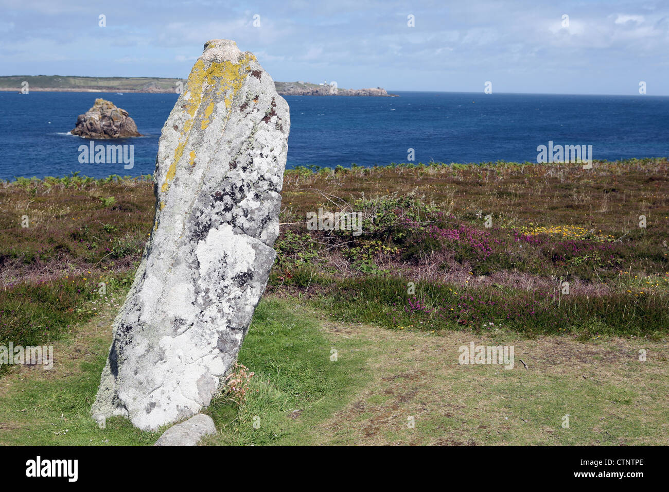 Greis Gugh, Bronzezeit Menhir C15th BC The Gugh, Scilly Isles Isles of Scilly Cornwall England UK Großbritannien GB Stockfoto