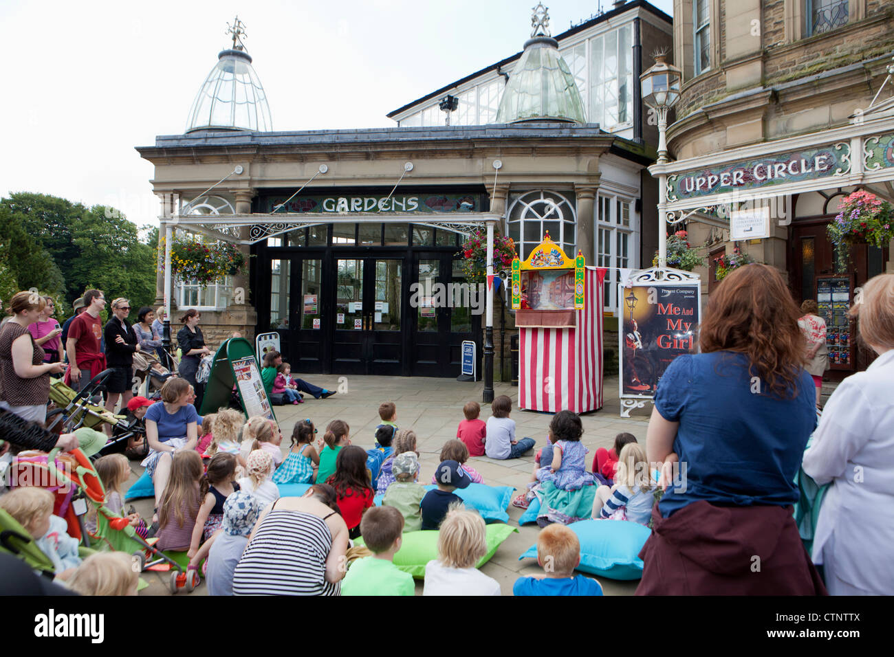 Eine traditionelle Punch and Judy show im Buxton Puppenspielerfestival, Buxton, Derbyshire Stockfoto
