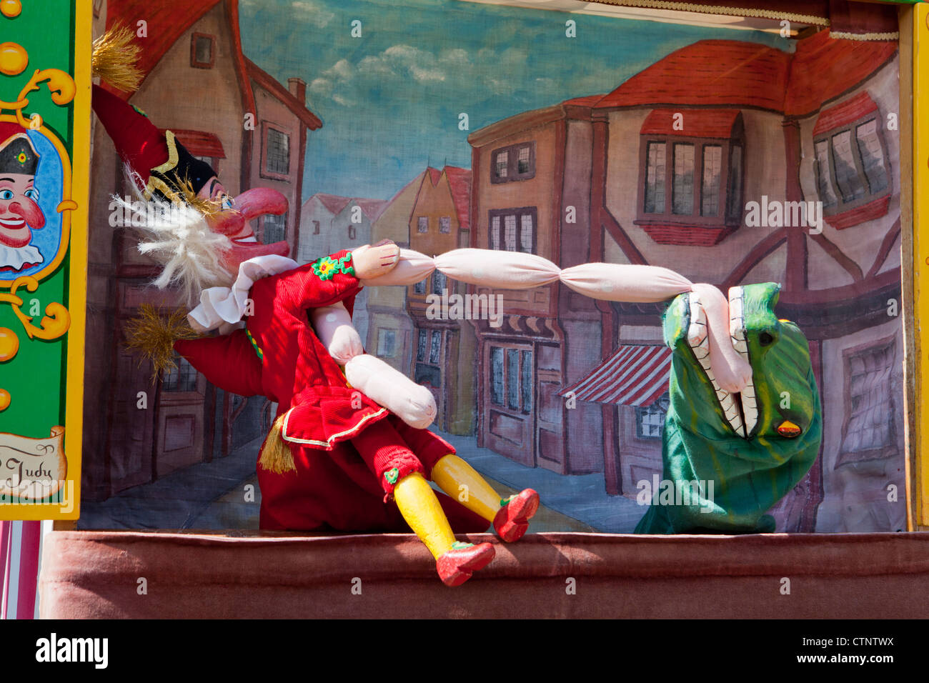 Einen traditionellen Punch and Judy Stand auf der Buxton Puppenspielerfestival, Buxton, Derbyshire Stockfoto