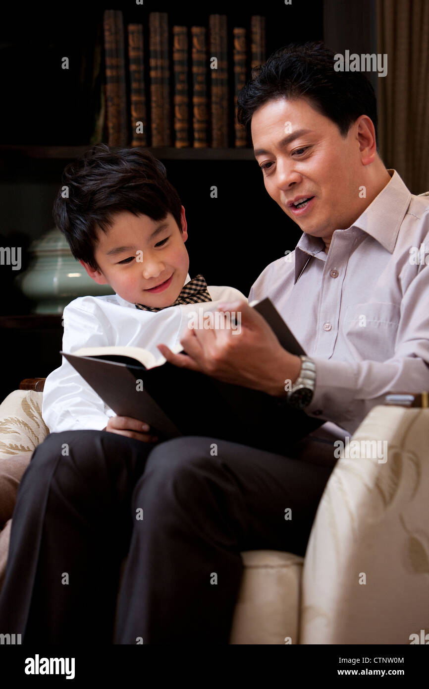 Opa und Enkel lesen buchen in Studie Stockfoto