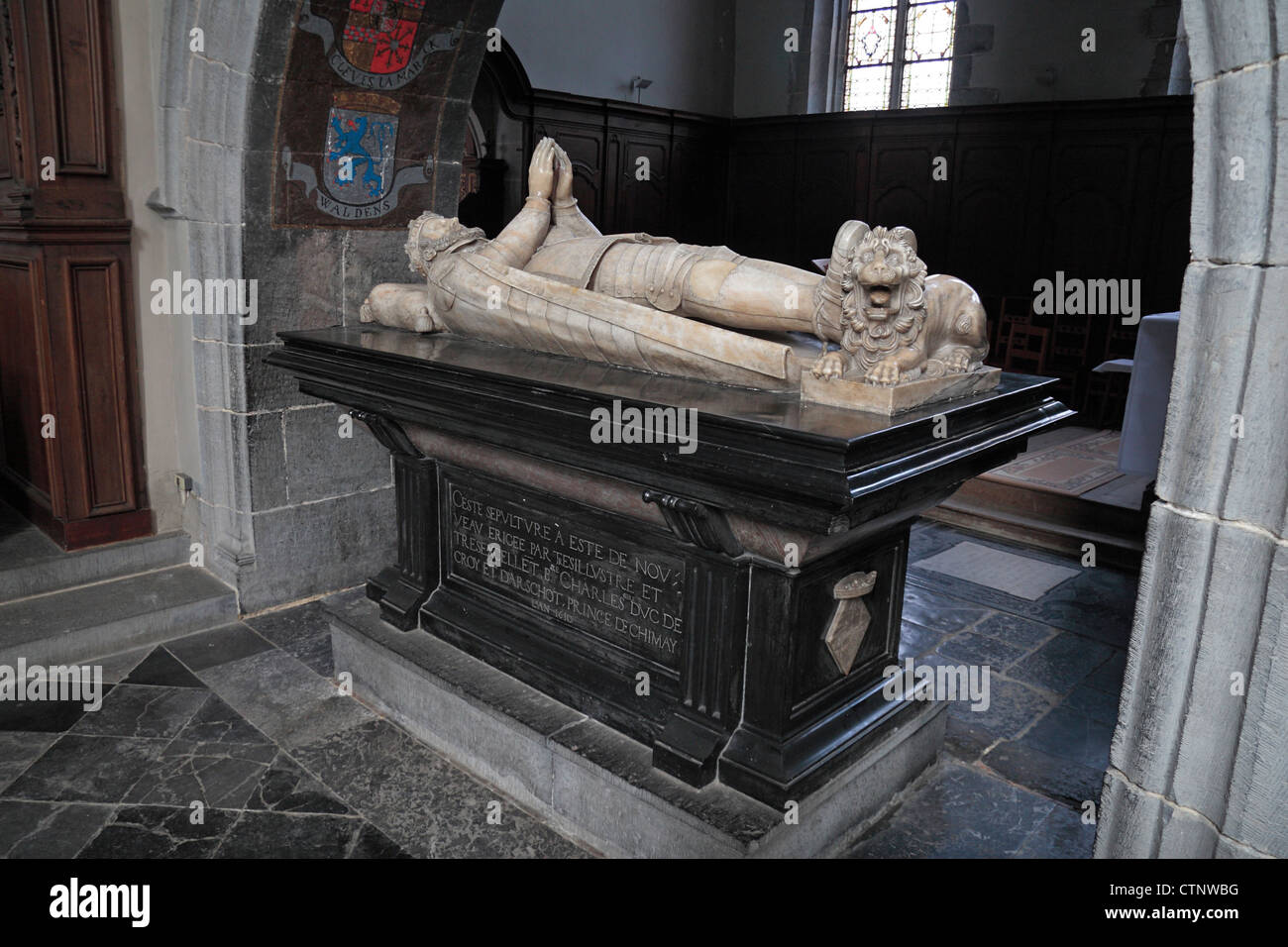 Mausoleum von Charles de Croy gekleidet in Rüstung in die Collegiale des St-Pierre et Saint-Paul in Chimay, Wallonien, Belgien. Stockfoto