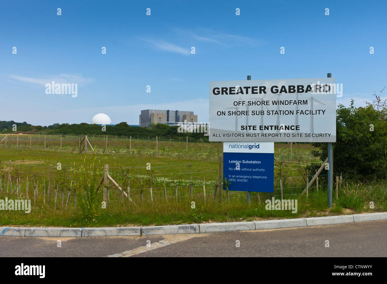 Eingang zum Greater Gabbard am Ufer Anlage für Offshore-Windpark mit Kernkraftwerk Sizewell in der Ferne Stockfoto