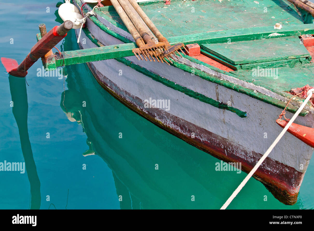Alte hölzerne bunte Angeln Boot Detail mit rostigen Fisch gig Stockfoto
