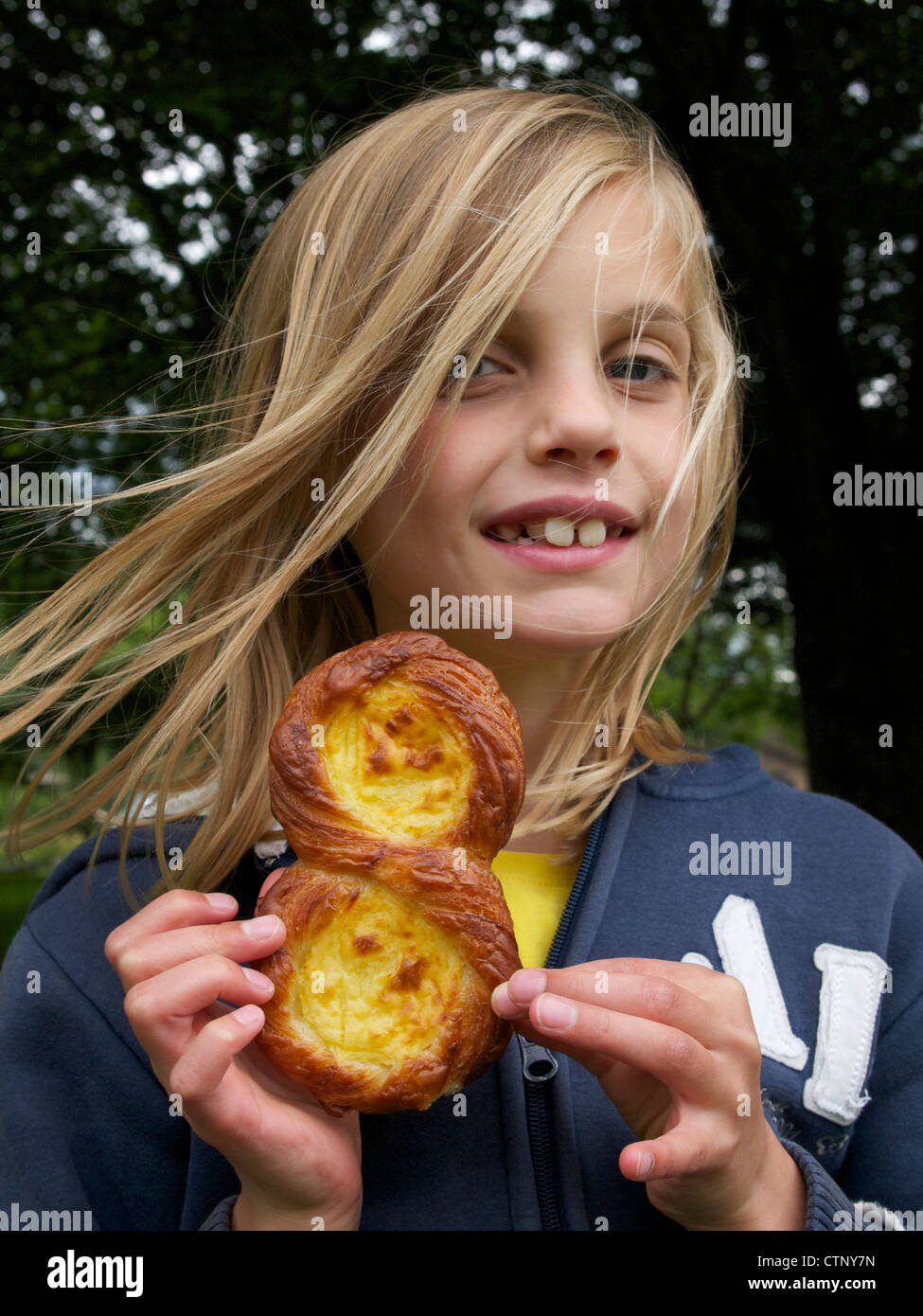 Irene isst Luxemburg "eight" Gebäck auf acht Geburtstag Stockfoto
