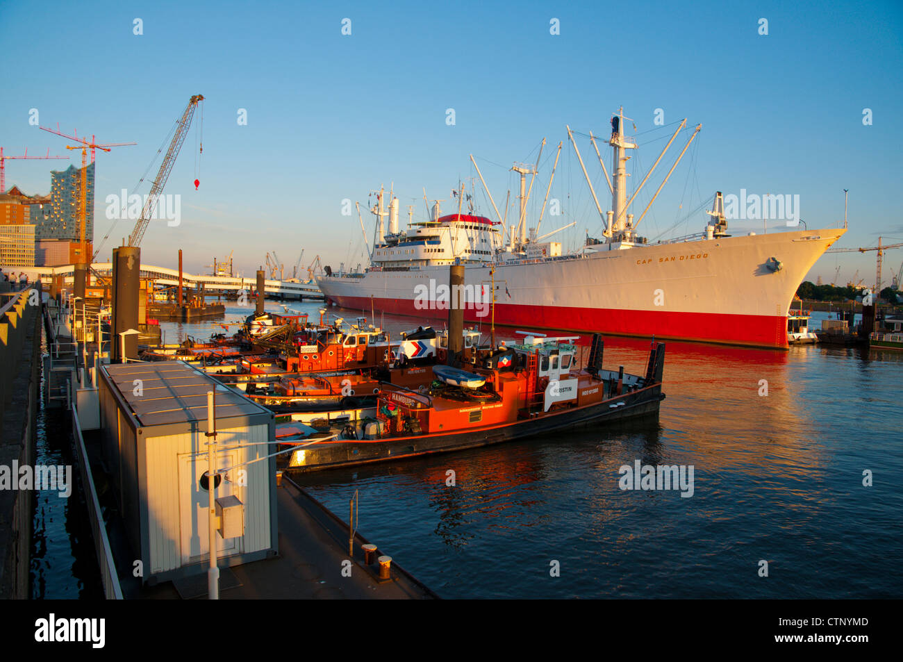 Boote im Hafen um Landungbrücken Norderelbe am Flussufer Zentrale Hamburg Deutschland Europa Stockfoto