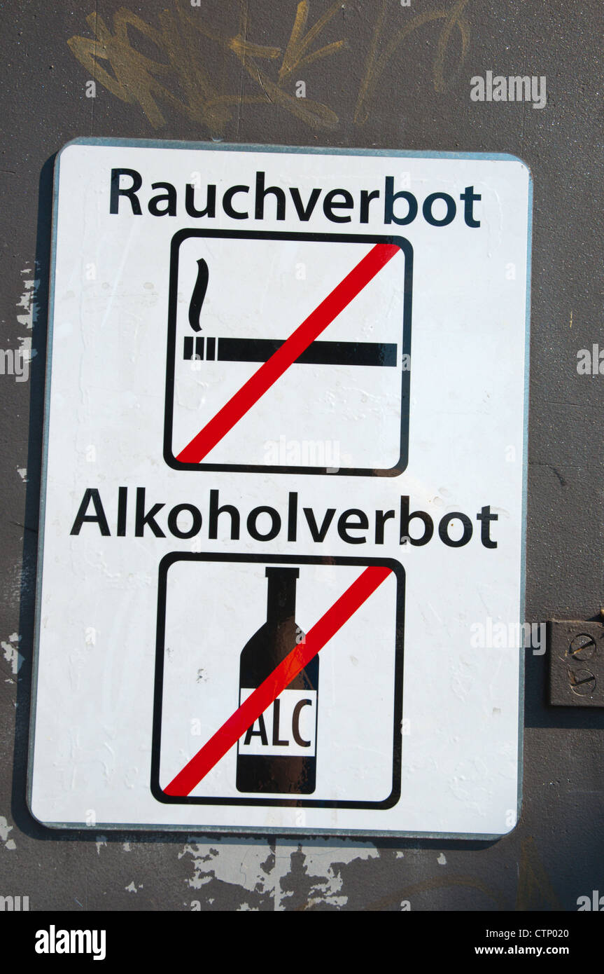 Rauchen und trinken sind im Netz an öffentlichen Verkehrsmitteln System Hamburg Deutschland Europa verboten. Stockfoto