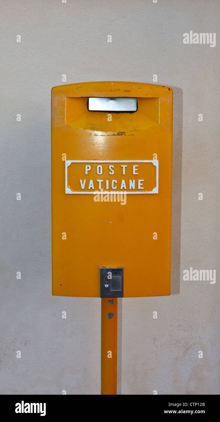 Orange Vatikan Briefkasten auf Sankt Petersplatz. Rom. Italien. Stockfoto