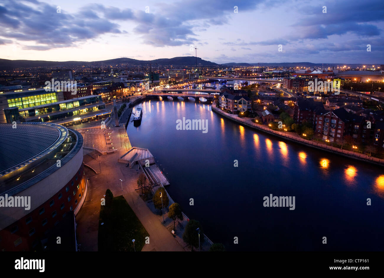 Abenddämmerung Blick über Belfast, Nordirland Stockfoto
