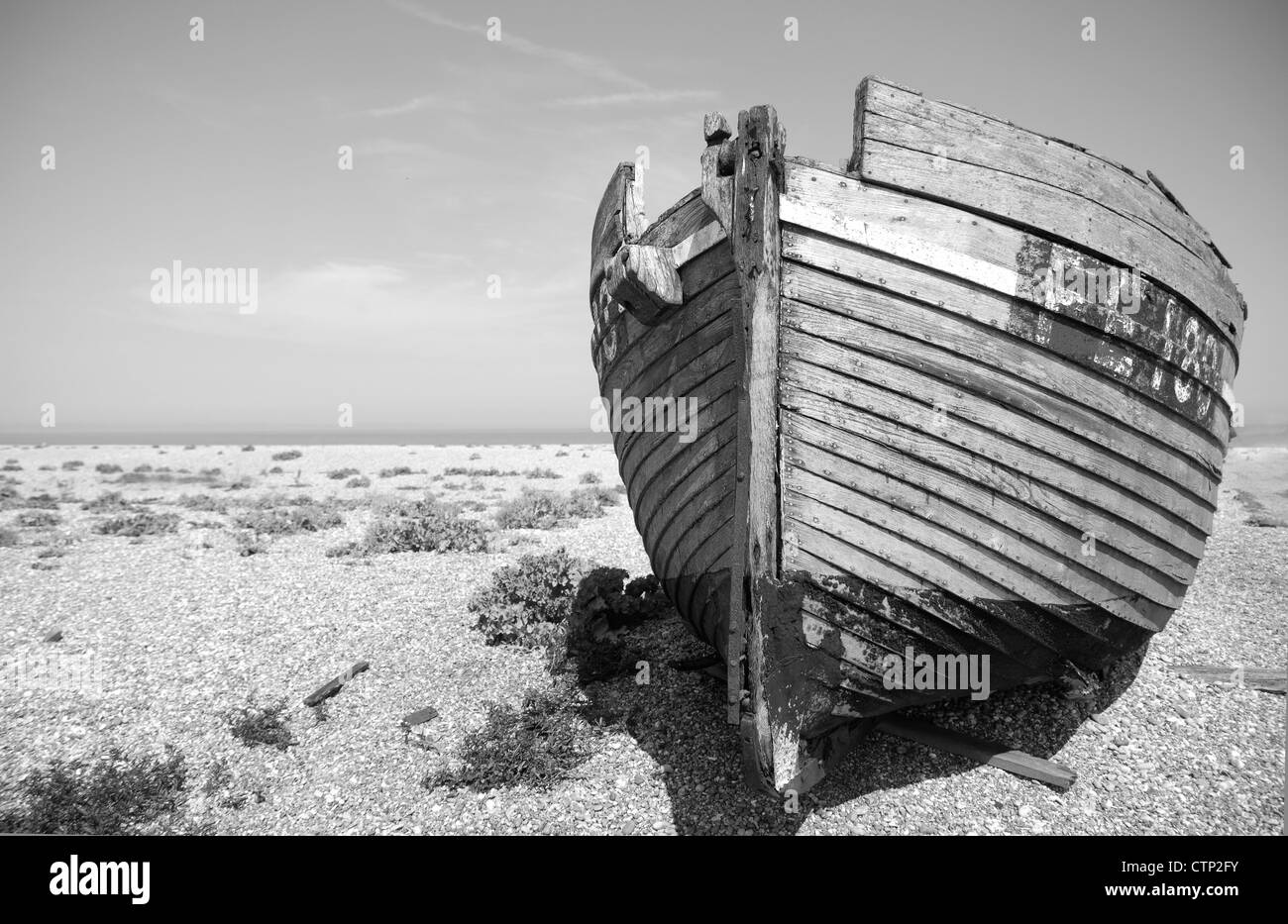 Alte vernachlässigt Boot am Strand von Dungeness Stockfoto
