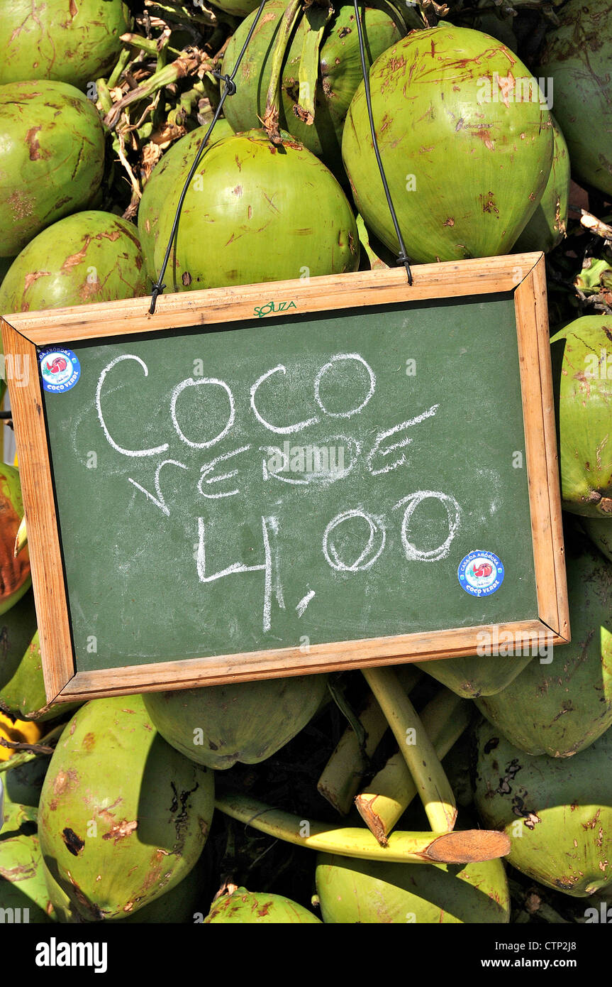 grüne Kokosnuss auf Verkauf in Straße Rio De Janeiro-Brasilien-Südamerika Stockfoto
