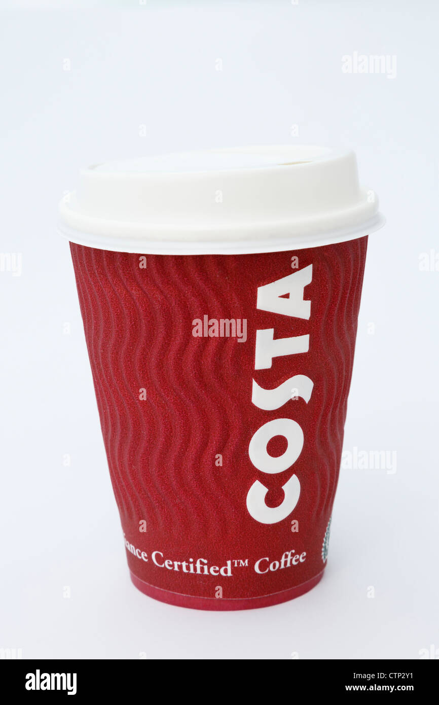 Costa Kaffee in einem einzigen Einmalgebrauch, gehen - weg Papier Tasse Tasse mit Kunststoff Getränk - durch Deckel auf einem weißen Hintergrund. England Großbritannien Stockfoto