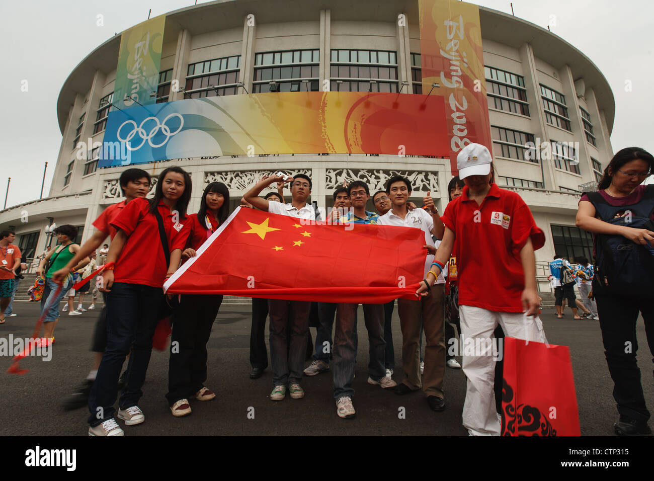 Peking, China - 24 2008 August: Gruppe der chinesischen Fans zeigen Flagge vor dem Eingang Turnhalle zu Olympischen Stockfoto