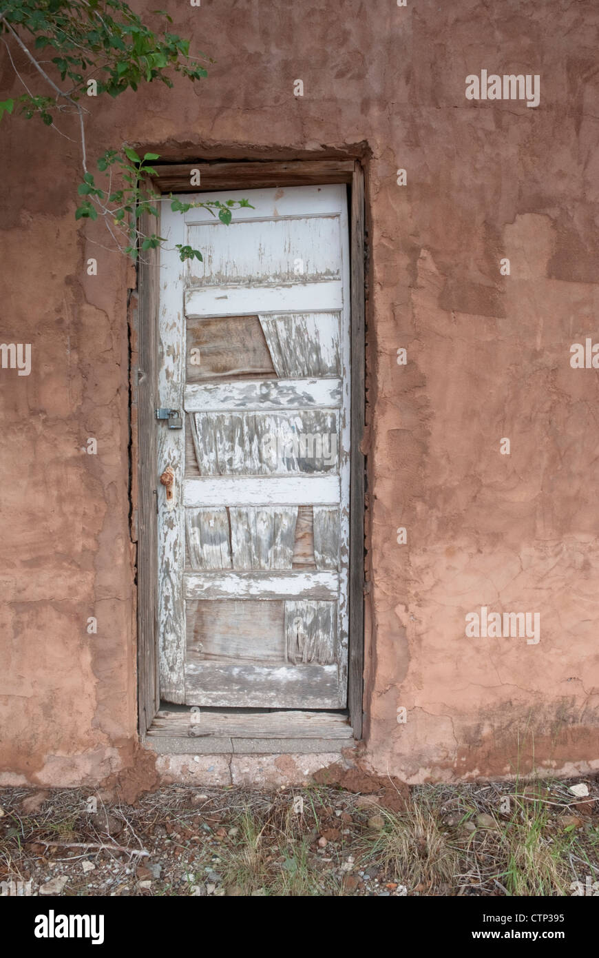 Diese Seitentür zu einem verlassenen Gebäude fügt Interesse zu den meist unbewohnten Stadt Tiaban. Stockfoto