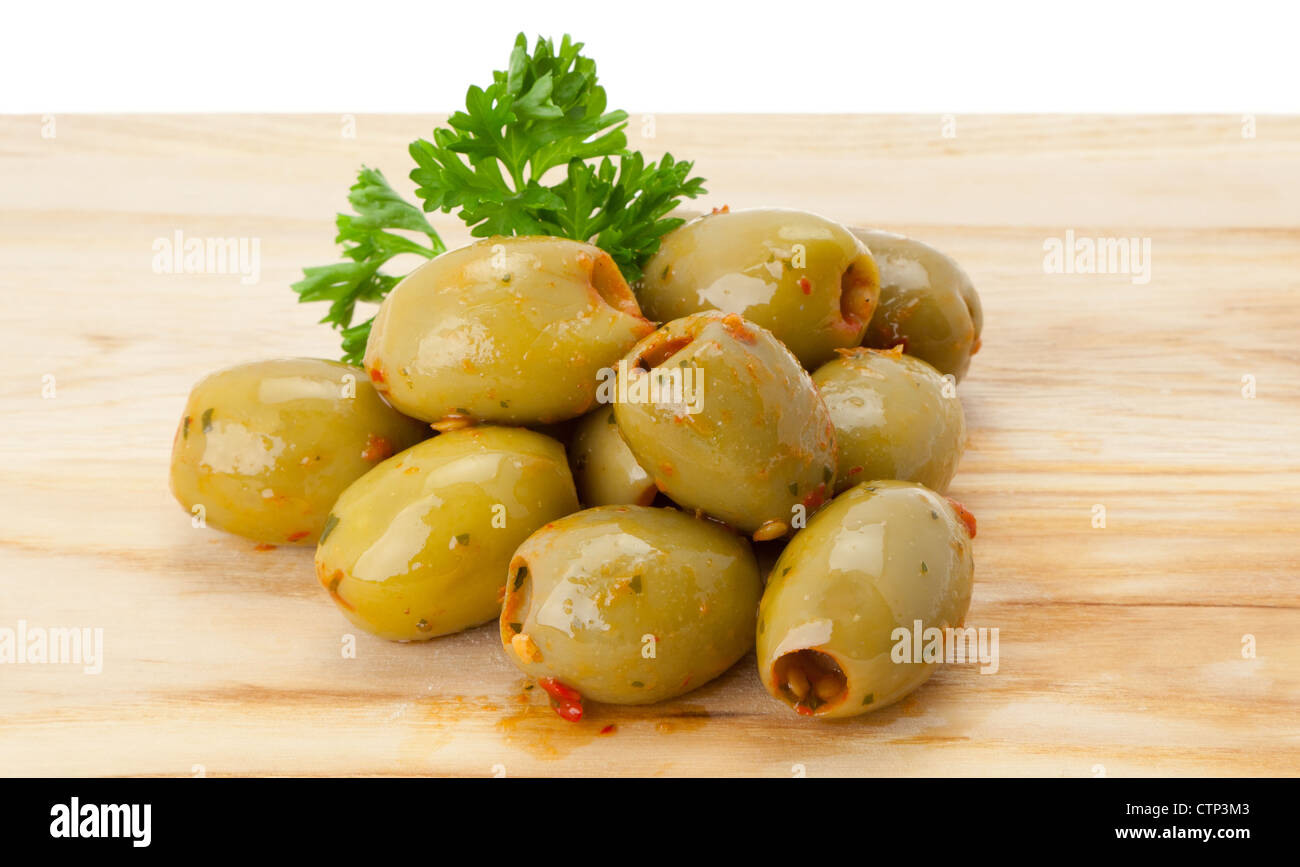 Frische entsteinte schwarze Oliven mit Chili und Kräuterdressing - Studio mit einem weißen Hintergrund gedreht Stockfoto