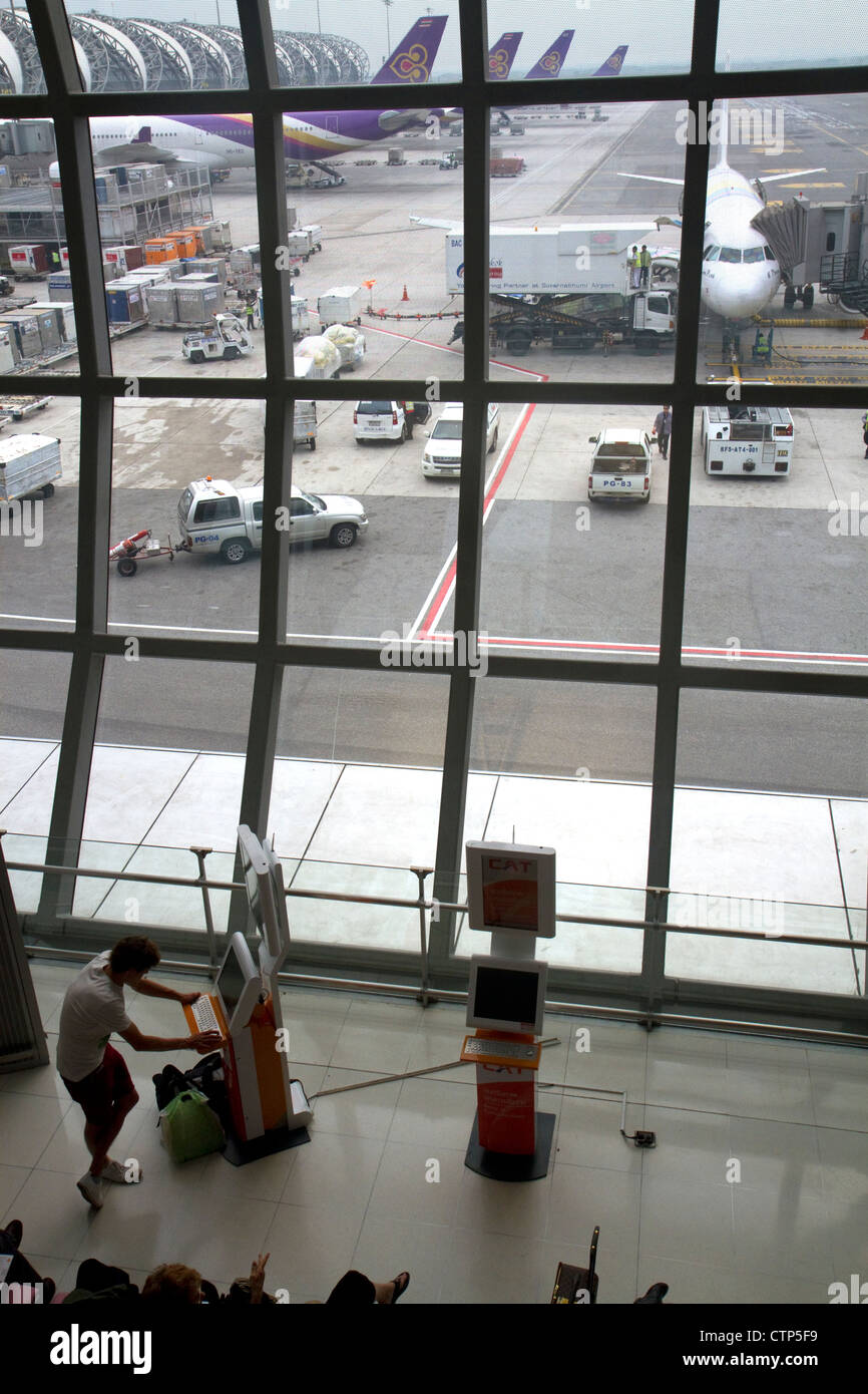 Abflug-Gate und Wartebereich am Suvarnabhumi Flughafen oder der New Bangkok International Airport in Bangkok, Thailand. Stockfoto