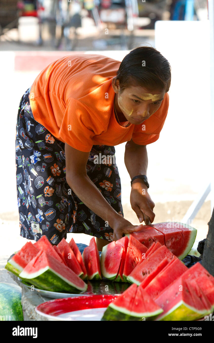 Straßenhändler verkaufen Scheiben Wassermelone in Yangon (Rangoon), Myanmar (Burma). Stockfoto