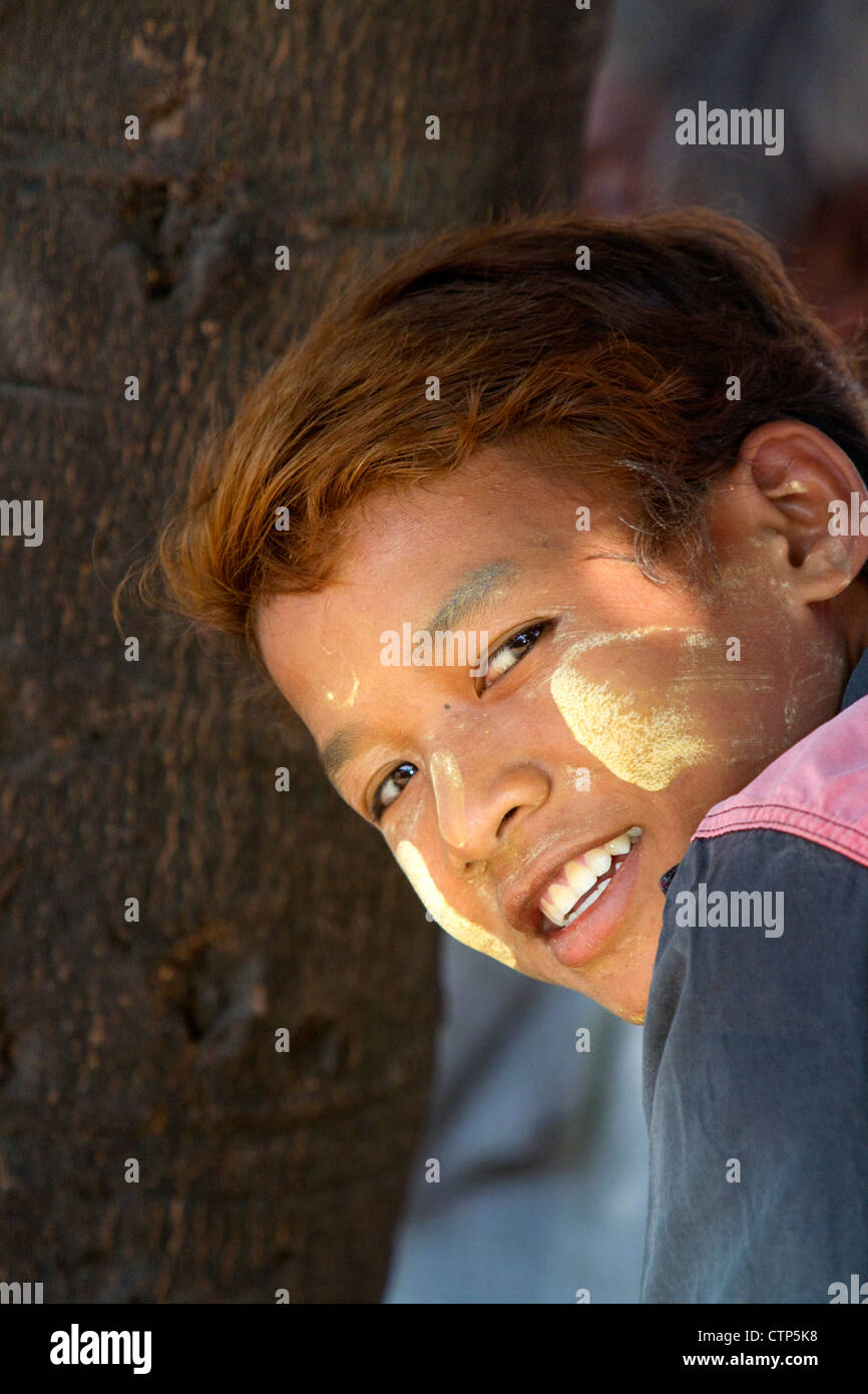 Porträt eines burmesischen Jungen tragen Thanaka auf seinen Wangen in Yangon (Rangoon), Myanmar (Burma). Stockfoto