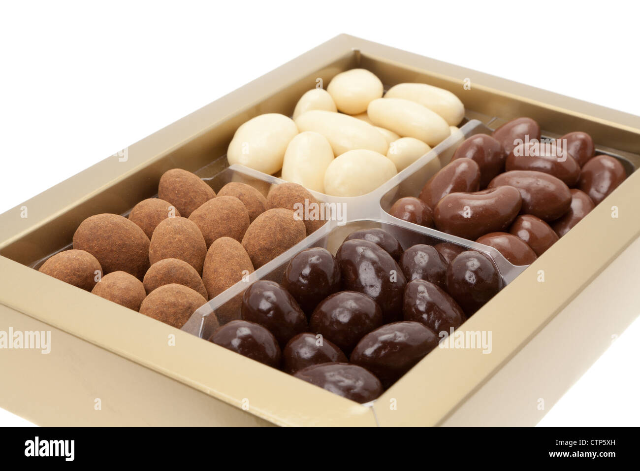 Eine Auswahl-Box Schokolade überzogen Paranüsse - geringe Schärfentiefe - Studio gedreht mit weißem Hintergrund Stockfoto