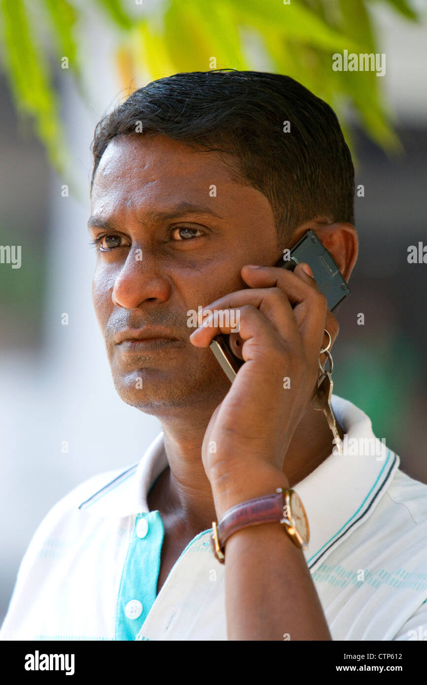 Burmesische Mann mit einem Handy in Yangon (Rangoon), Myanmar (Burma). Stockfoto