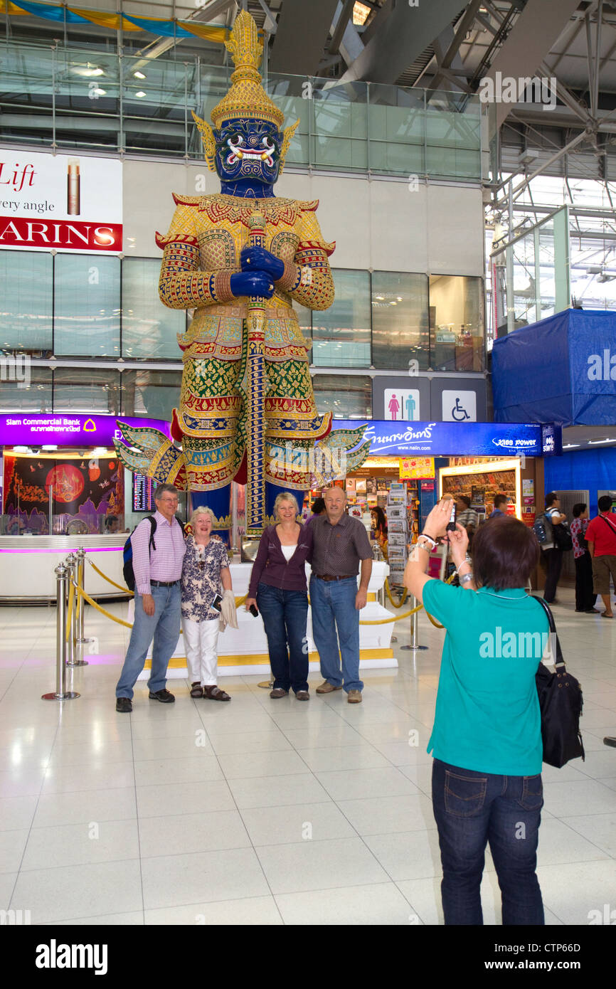 Buddhistische Mythologie Yaksa Wache am Suvarnabhumi Flughafen oder der New Bangkok International Airport in Bangkok, Thailand. Stockfoto