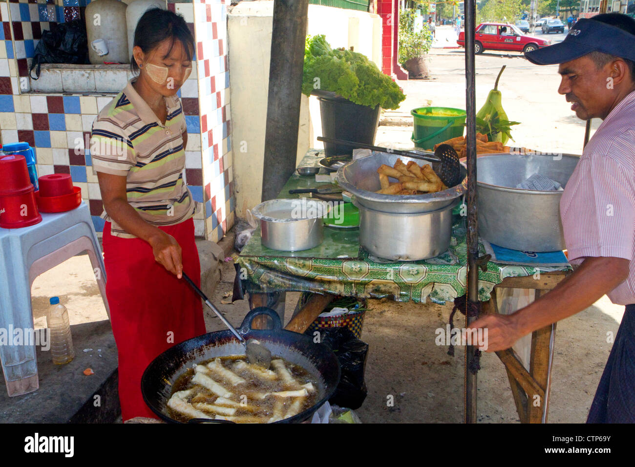 Streetfood Anbieter verkaufen Eggrolls in Yangon (Rangoon), Myanmar (Burma). Stockfoto