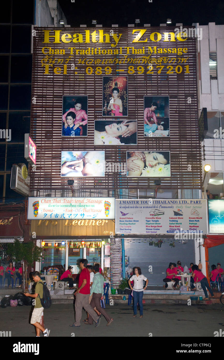 Health-Zone Thaimassage Schaufenster in Bangkok, Thailand. Stockfoto