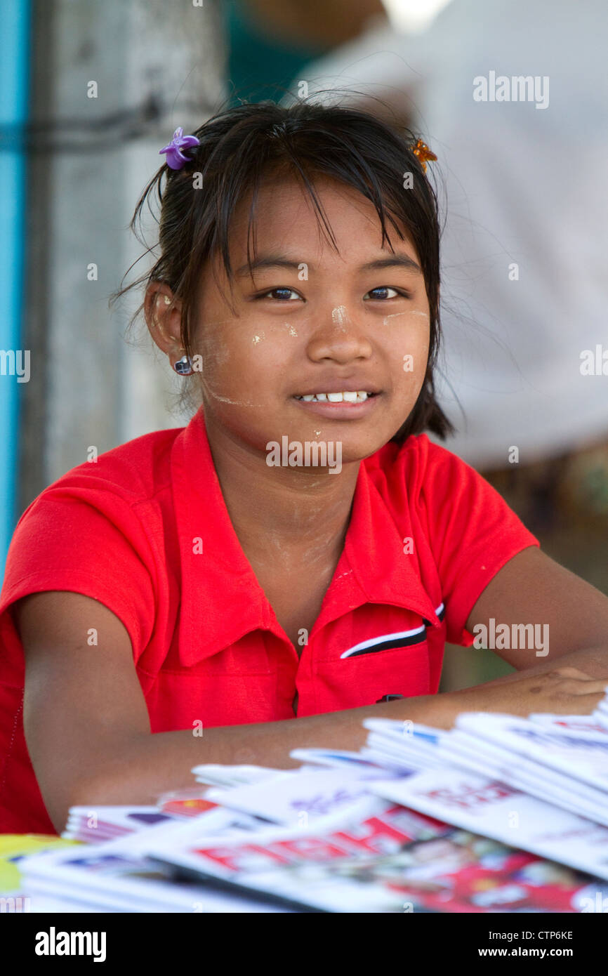 Burmesische Mädchen Verkauf von Zeitungen in Yangon (Rangoon), Myanmar (Burma). Stockfoto