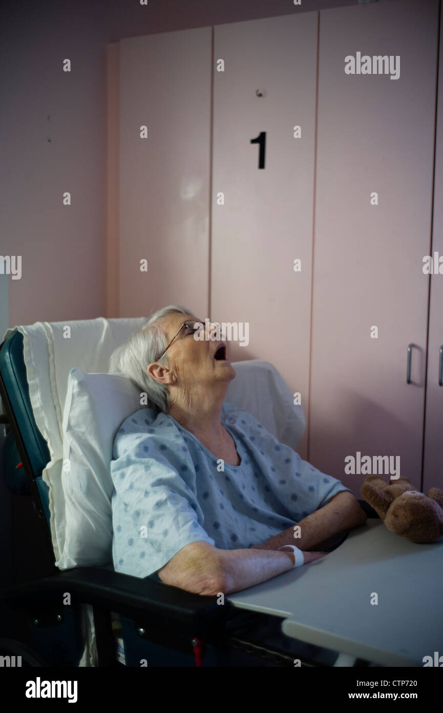Alte Frau schlafend im Krankenhausbett. Stockfoto