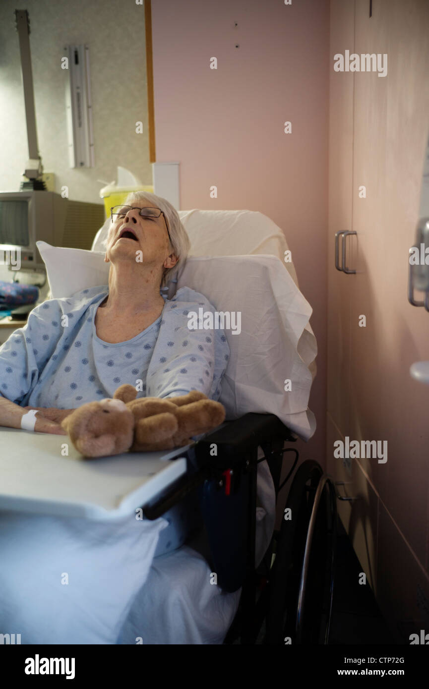 Alte Frau schlafend im Krankenhausbett. Stockfoto