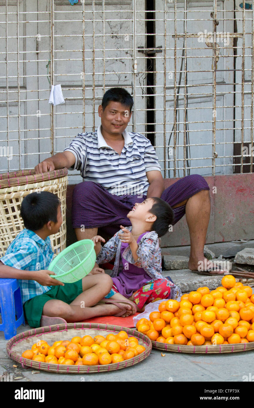 Burmesische Vater und Söhne Orangen auf die Strasse (Rangoon) Yangon, Myanmar (Burma) zu verkaufen. Stockfoto