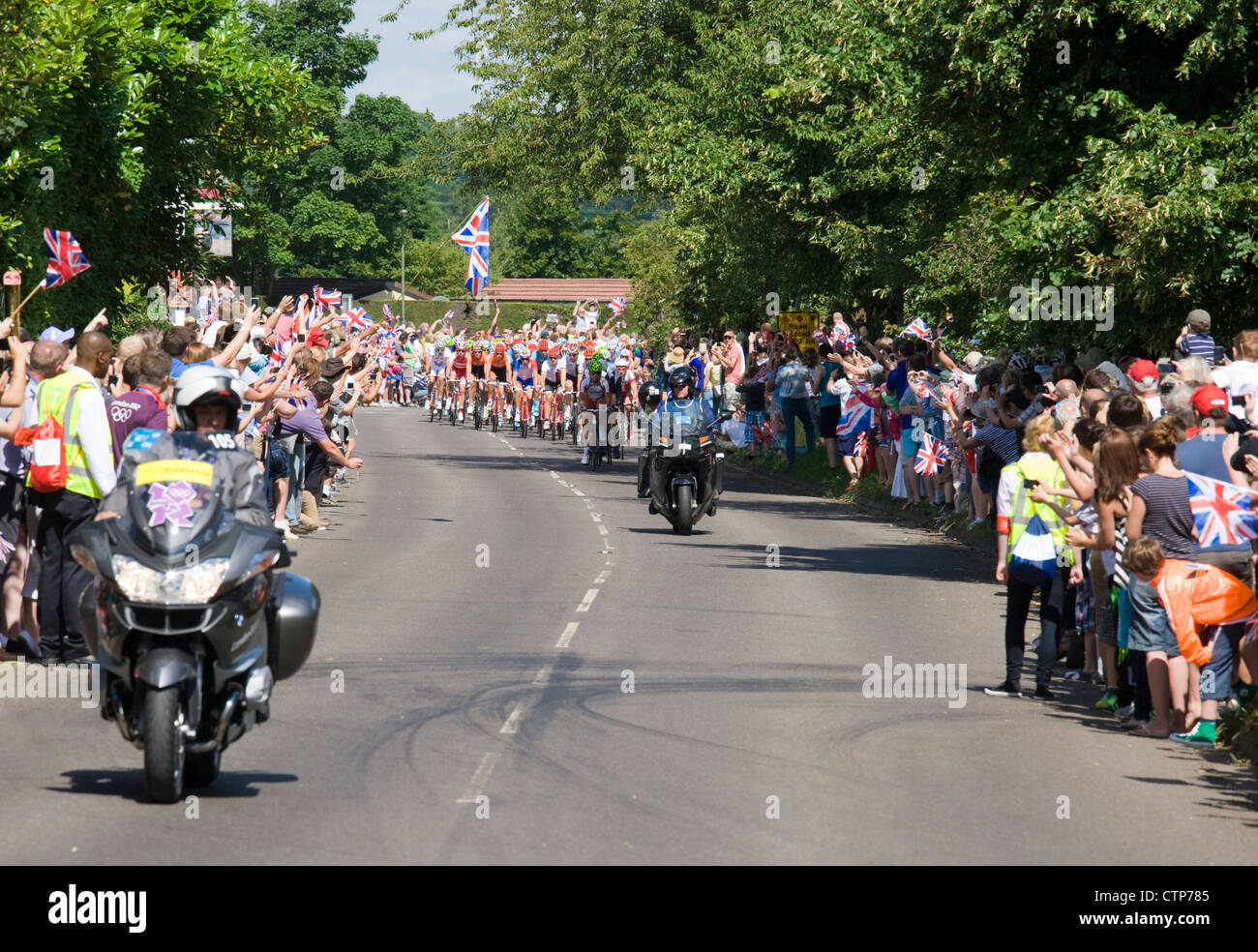 Olympiade 2012 in London, Radfahren, Straßenlauf Männer. Die Massen jubeln Hauptfeld Ripley, Surrey. Stockfoto