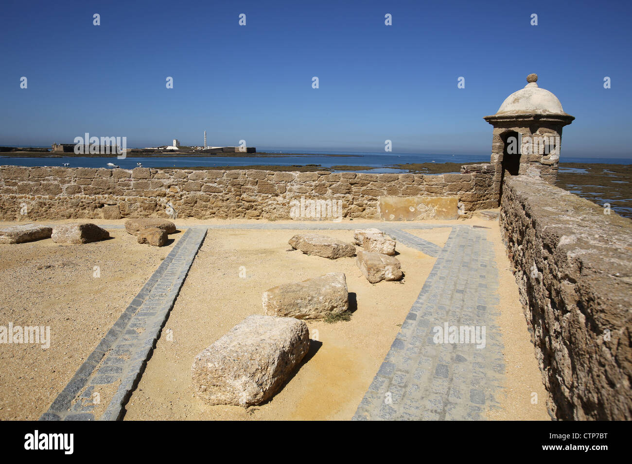 Von Cadiz Spanien Wache Wachturm In Der Castillo De Santa Catalina Mit Der Burg Von San Sebastian Im Hintergrund Stockfotografie Alamy