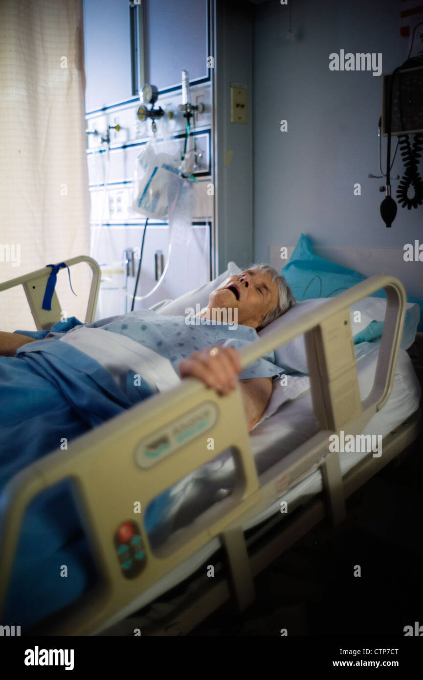 Alte Frau schläft in einem Krankenhausbett. Stockfoto