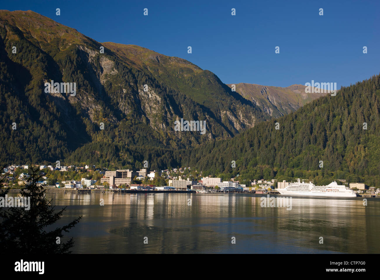 Blick auf die Innenstadt von Juneau von Douglas Island, südöstlichen Alaska, Sommer Stockfoto