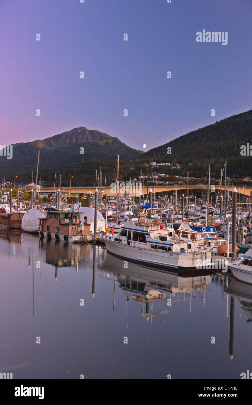 Mondaufgang über Douglas Island und Harris Hafen bei Sonnenuntergang, Juneau, Alaska Southeast, Sommer Stockfoto