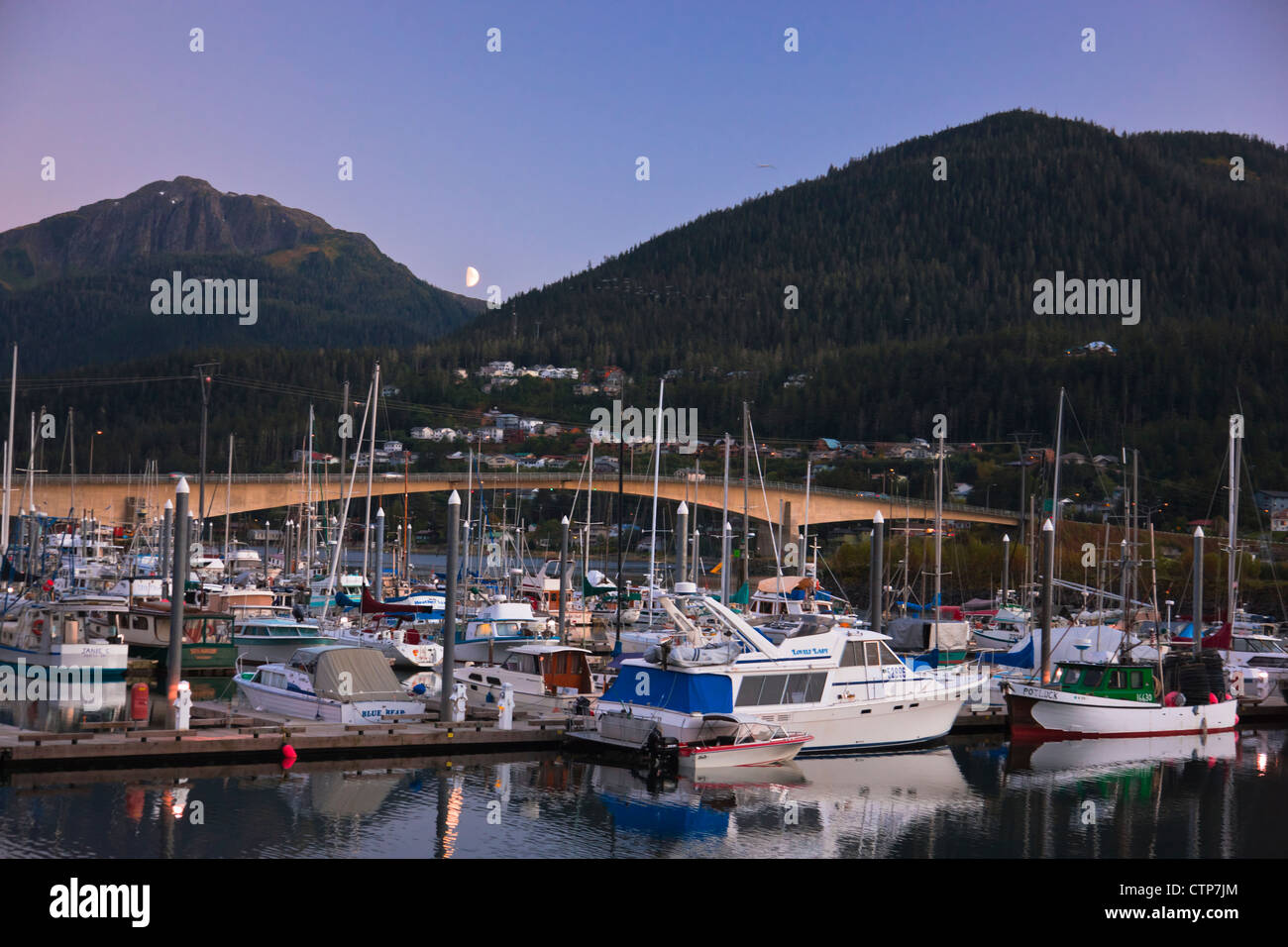 Mondaufgang über Douglas Island und Harris Hafen bei Sonnenuntergang, Juneau, Alaska Southeast, Sommer Stockfoto