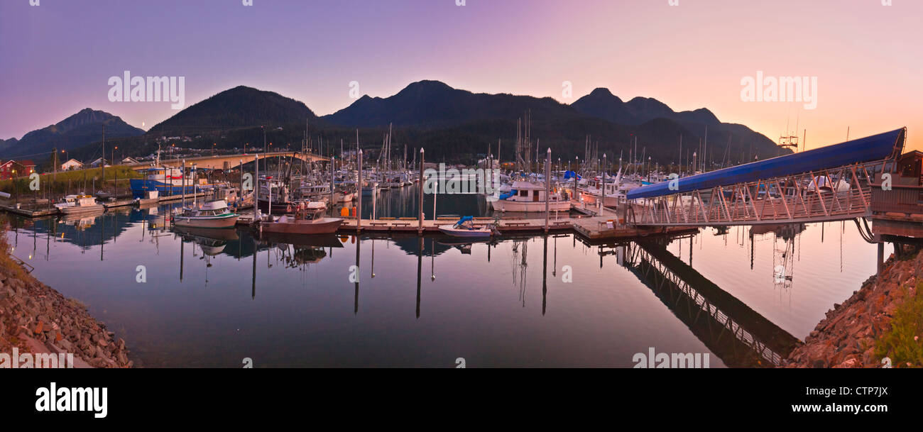 Mondaufgang über Douglas Island und Harris Hafen bei Sonnenuntergang, Juneau, Alaska Southeast, Sommer Stockfoto