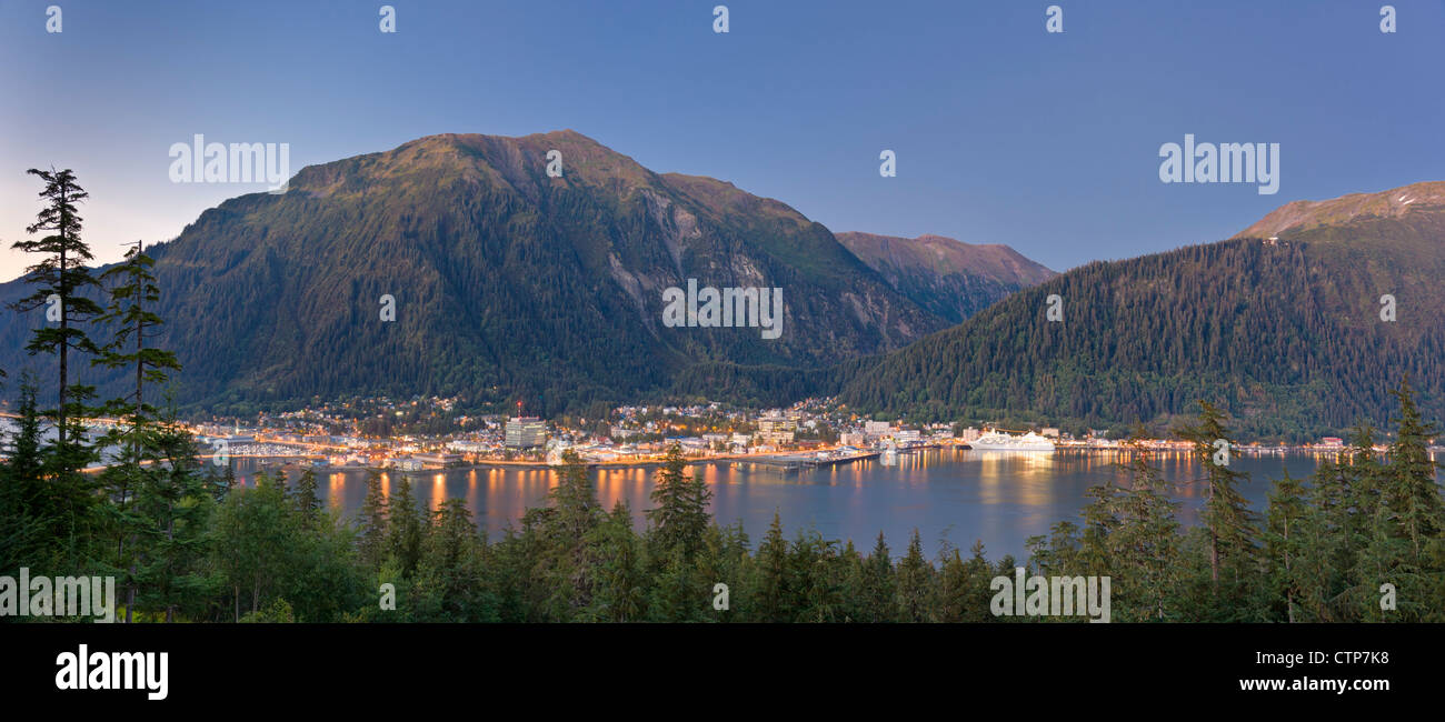 Blick auf die Innenstadt von Juneau von Douglas Island, südöstlichen Alaska, Sommer Stockfoto