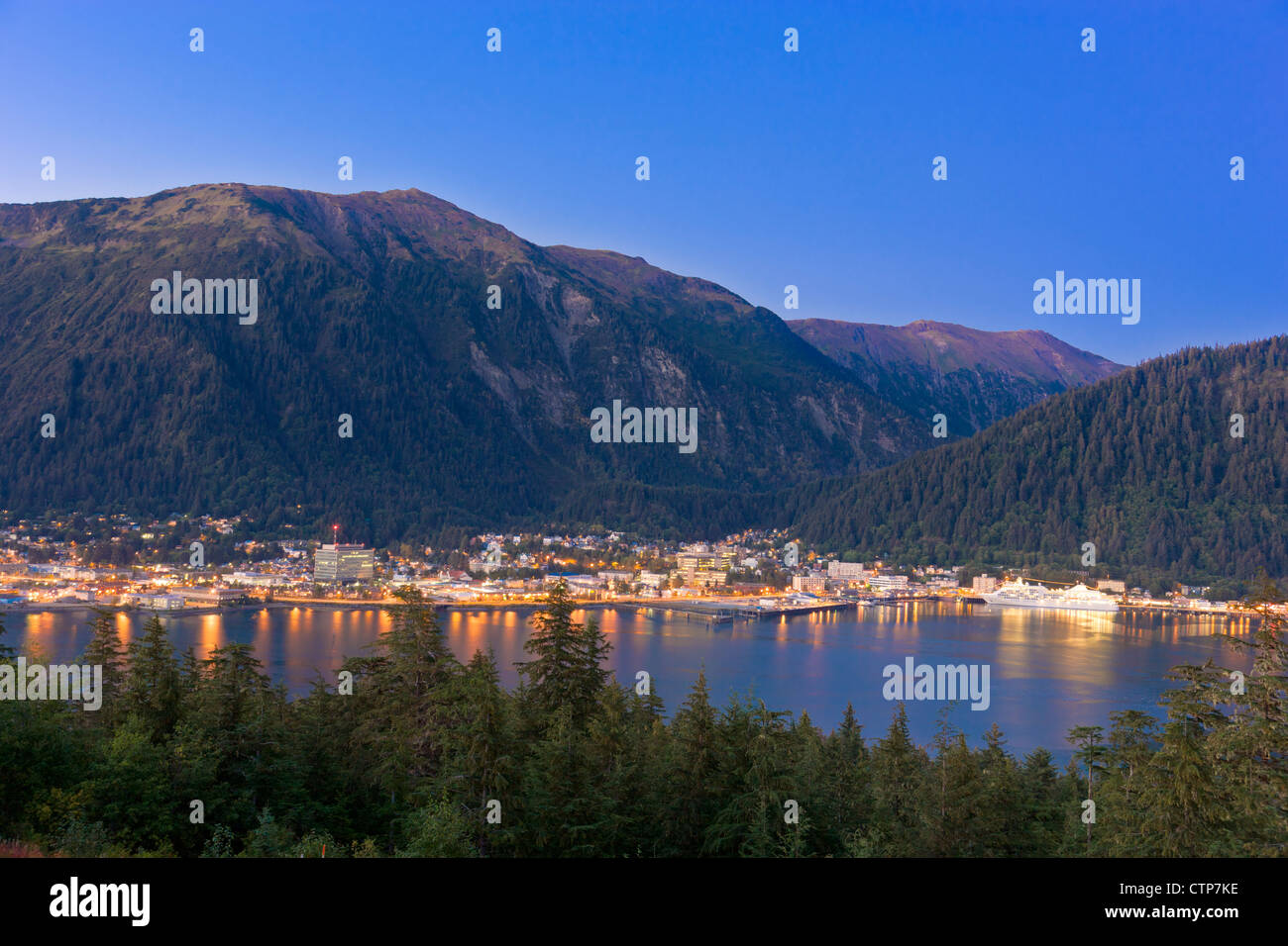 Blick auf die Innenstadt von Juneau von Douglas Island, südöstlichen Alaska, Sommer Stockfoto