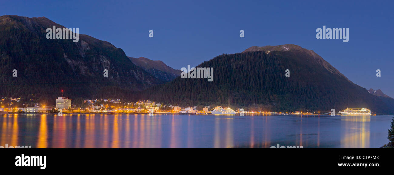 Blick auf die Innenstadt von Juneau von Douglas Island, südöstlichen Alaska, Sommer Stockfoto