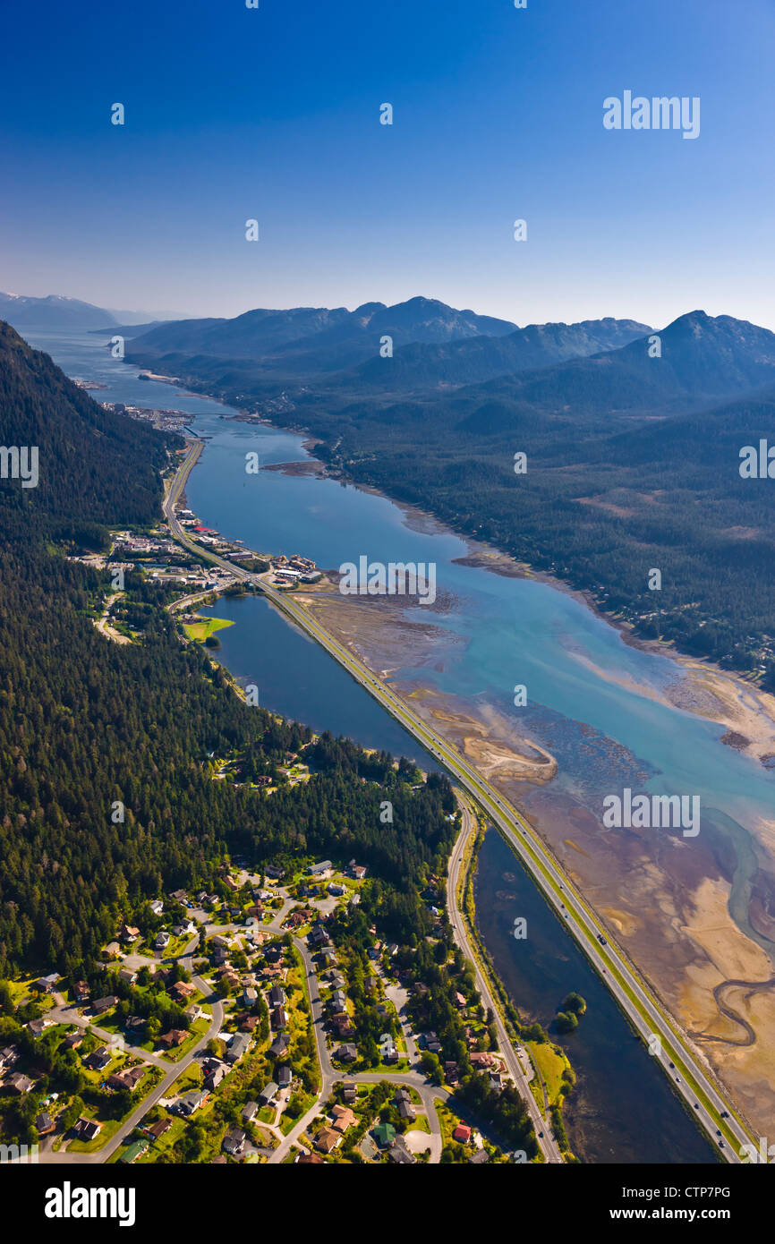 Luftbild mit Blick auf Mendenhall Feuchtgebiete State Game Refuge in Richtung Stadt Juneau, Alaska Southeast, Sommer Stockfoto