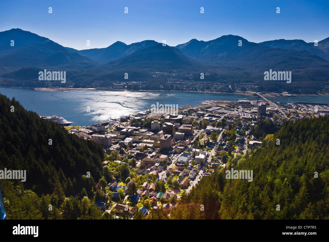 Luftaufnahme der Innenstadt von Juneau und Lynn Canal Blick nach Süden über den Gold Creek Valley, südöstlichen Alaska, Sommer Stockfoto