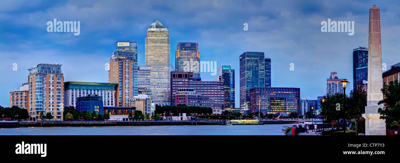 Canary Wharf Financial District in der Abenddämmerung, betrachtet über die Themse, London, England Stockfoto