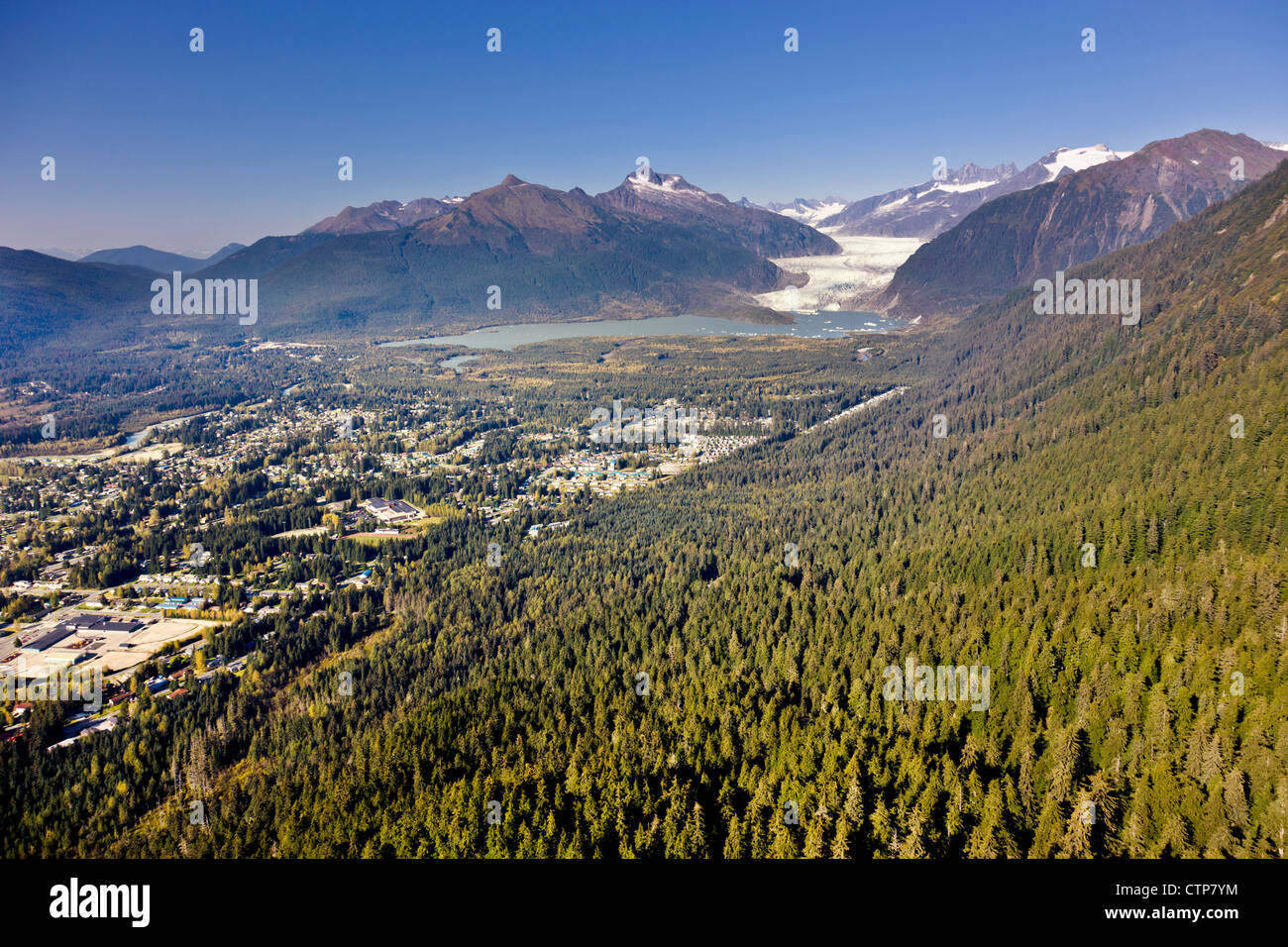 Luftaufnahme, Blick über das Gold und Granit Creek Drainagen in Richtung Mendenhall-Gletscher, Juneau, Alaska Southeast, Sommer Stockfoto