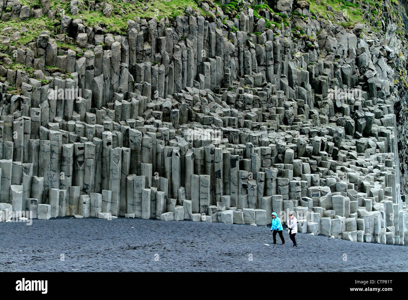 Röhrenförmige Basaltsäulen am Reynisfjara Strand, Süden Islands Stockfoto