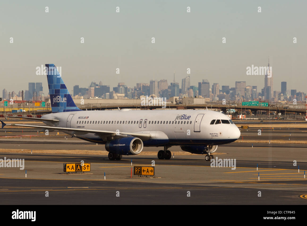 JetBlue-Flugzeug am Flughafen Newark Stockfoto